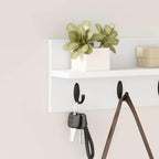 Wandmontierter Kleiderständer mit Ablage